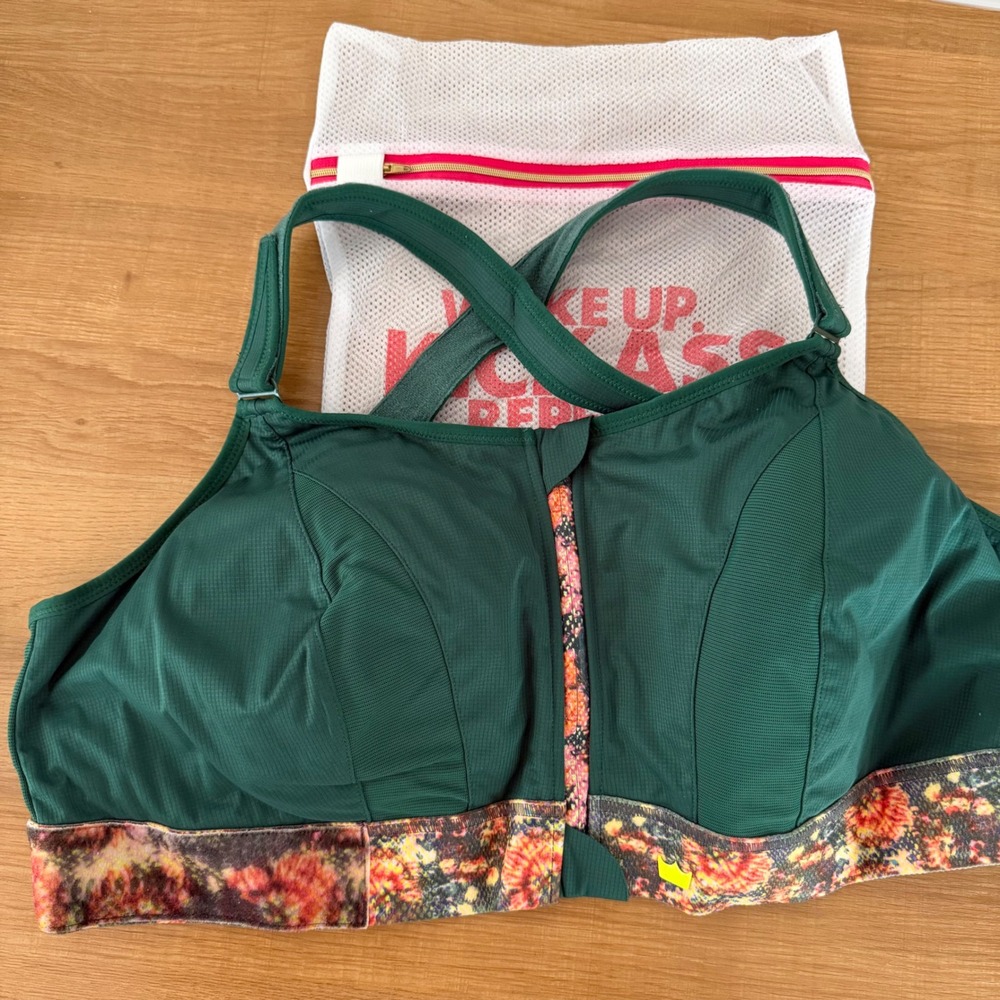SHEFIT NWOT Ultimate Sports Bra Green Size 5 Luxe High Impact Front Zip Wash Bag